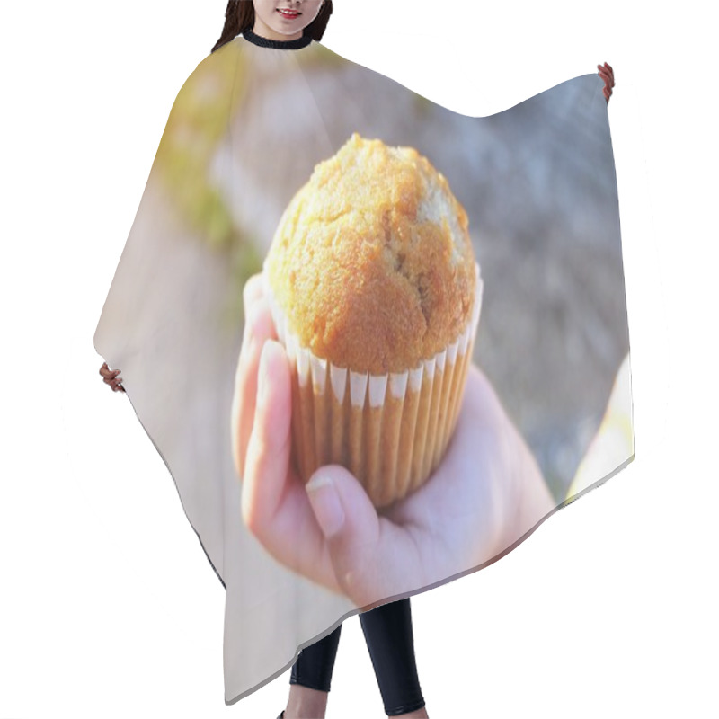 Personality  Little Girl Hand Holding Muffin In The Morning Hair Cutting Cape