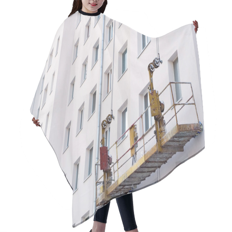 Personality  Lift On Housing Construction Site Hair Cutting Cape