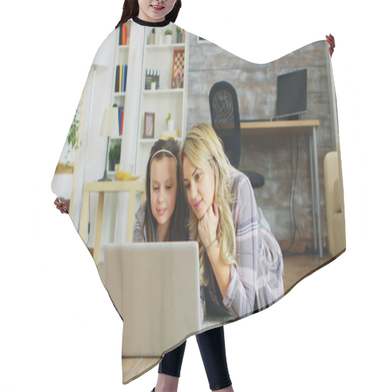 Personality  Cheerful Little Girl And Her Mother Lying On The Floor Hair Cutting Cape