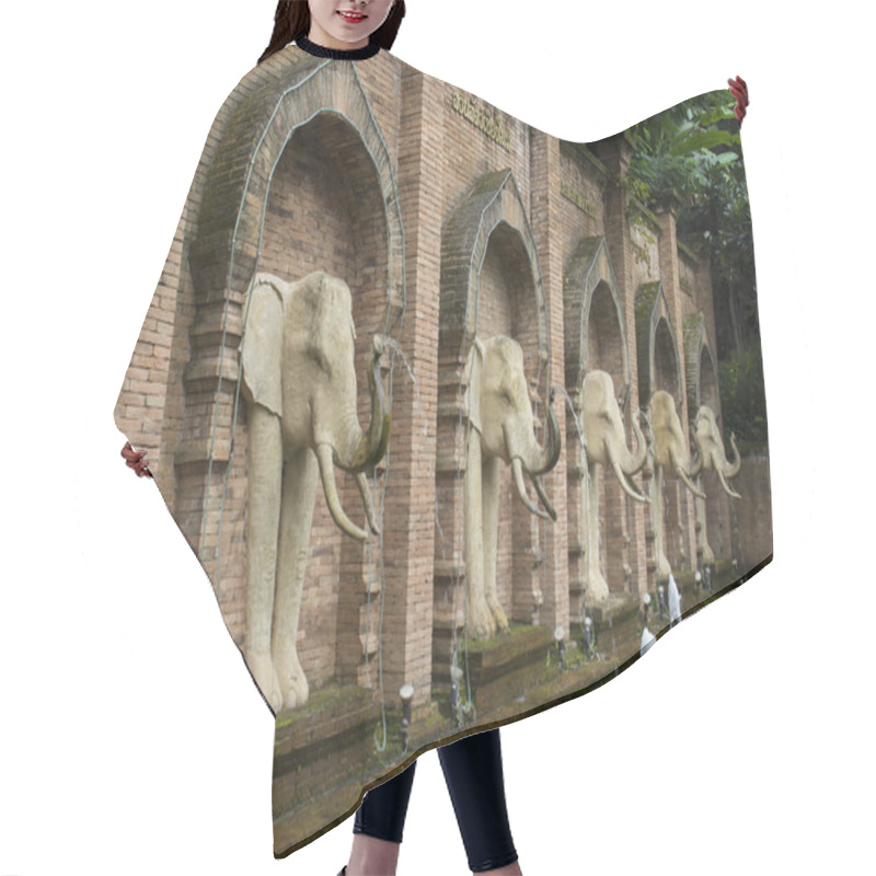 Personality  Elephant Sculpture On Brick Wall Hair Cutting Cape