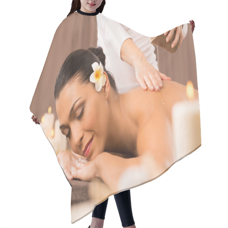 Personality  Woman Having A Back Oil Massage Hair Cutting Cape