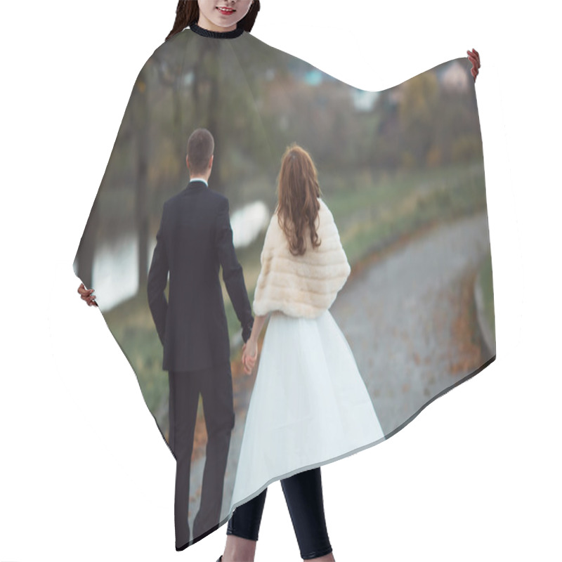 Personality  Couple In Wedding Attire With A Bouquet Of Flowers And Greenery Is In The Hands Against The Backdrop Of The Garden At Sunset, The Bride And Groom Hair Cutting Cape