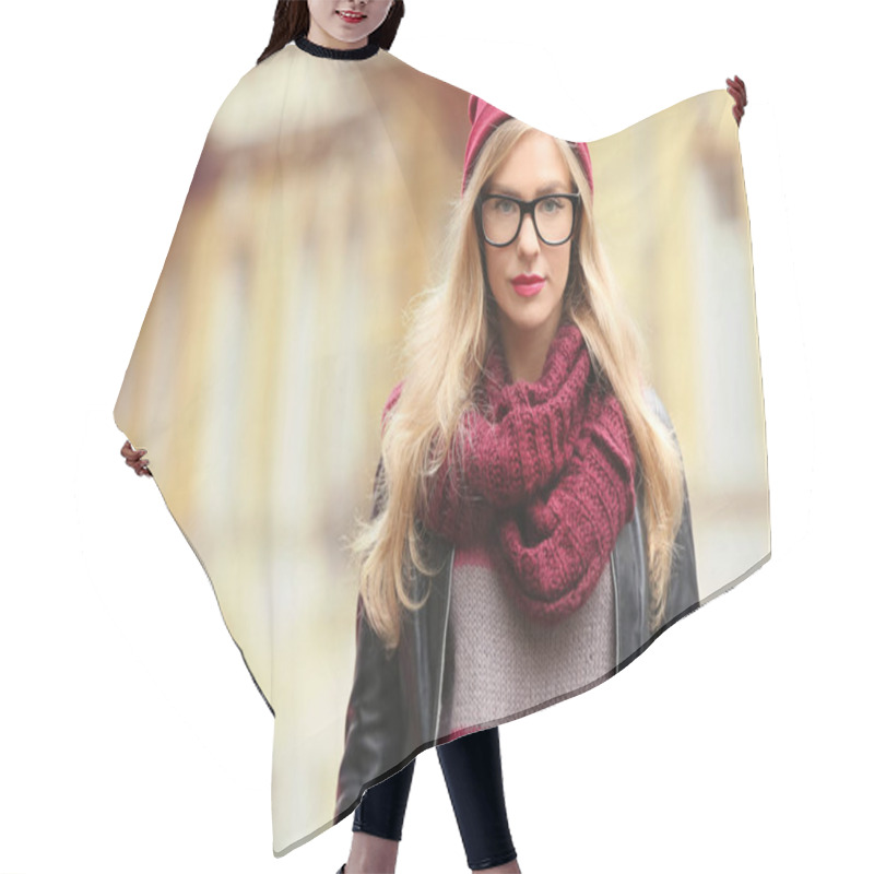 Personality  Fashion Woman In Street Hair Cutting Cape