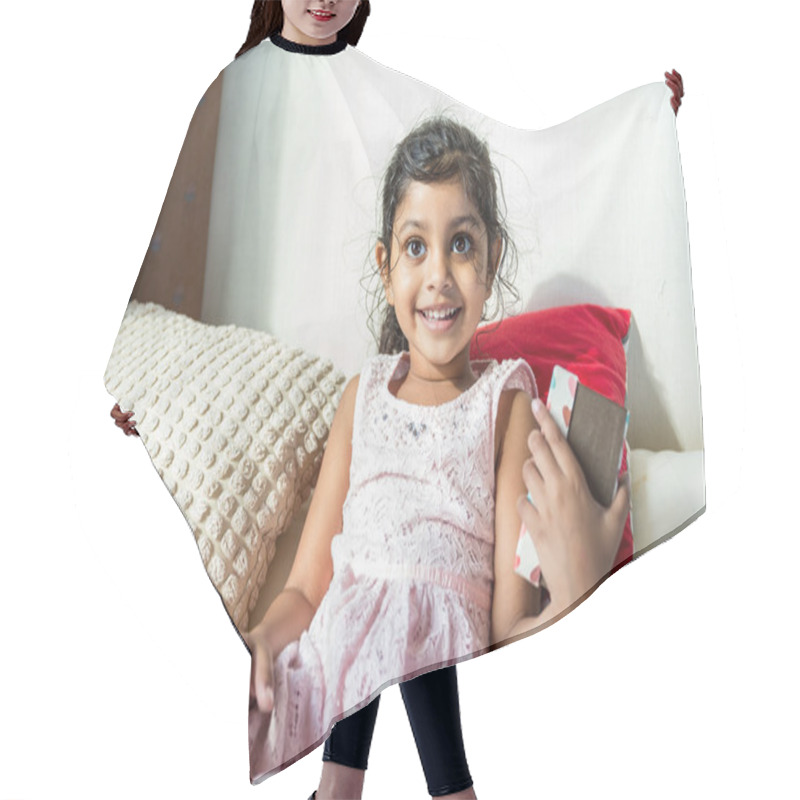 Personality  Little Girl With Gift Box Hair Cutting Cape