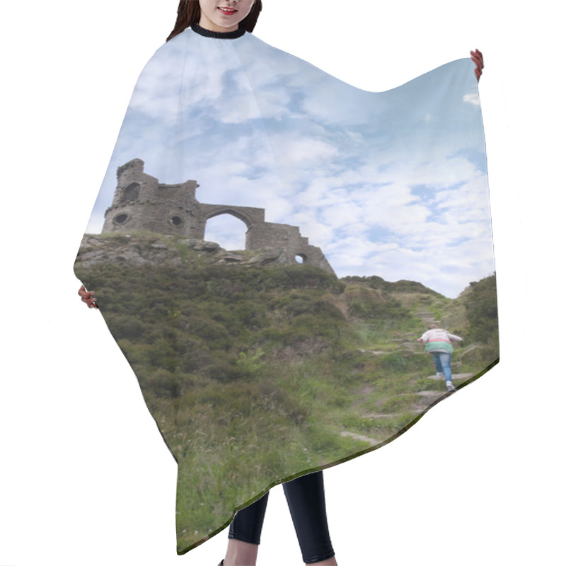 Personality  Girl Climbing To Mow Cop Castle Hair Cutting Cape