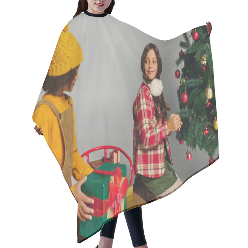 Personality  Girls Celebrate Christmas, Eagerly Exchanging Gifts By The Beautifully Adorned Tree. Hair Cutting Cape