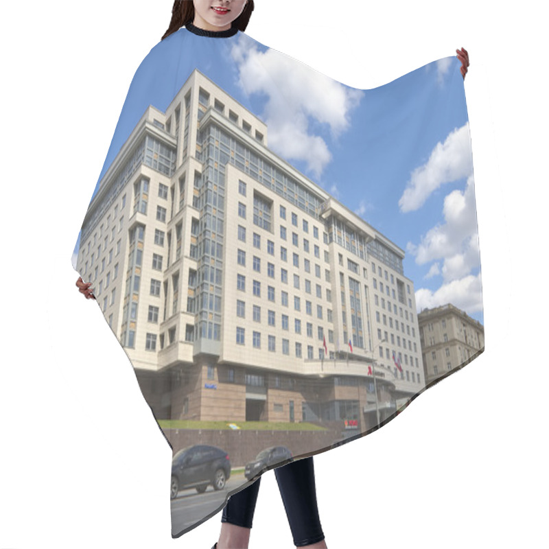 Personality  View Of The Four-star Marriott Hotel In The Center Of Moscow Hair Cutting Cape