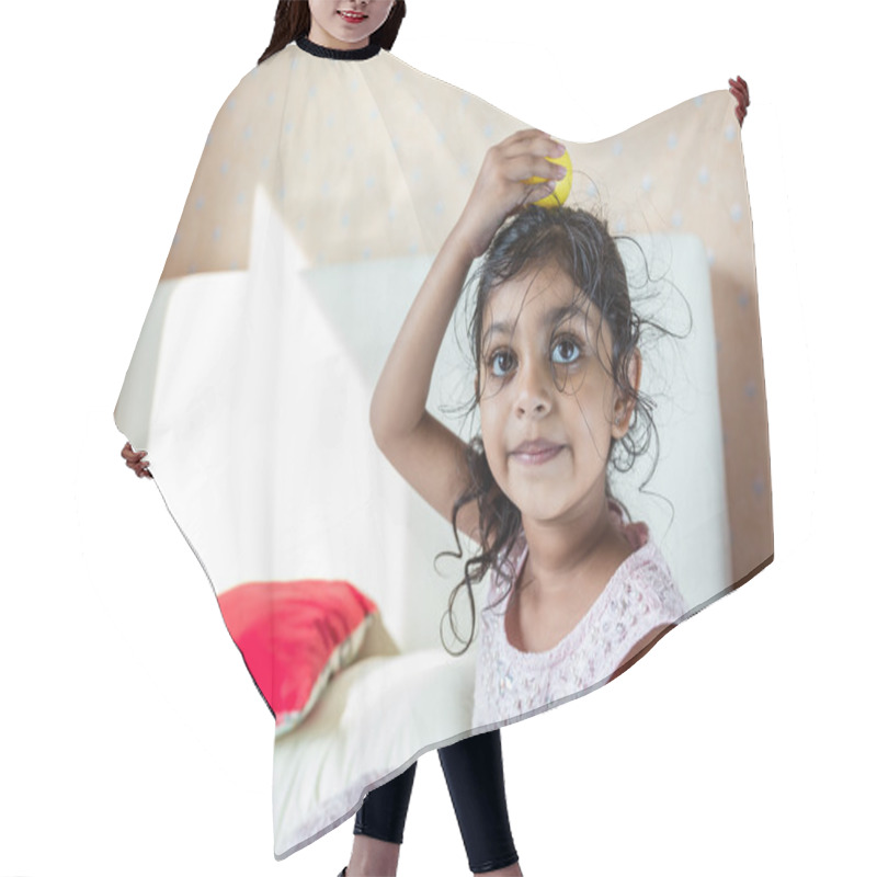 Personality  Little Girl Put The Toy On Head Hair Cutting Cape