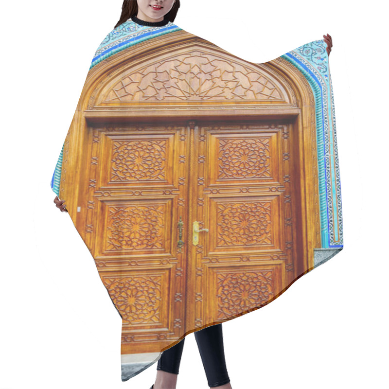 Personality  Ornate Wooden Door  Hair Cutting Cape