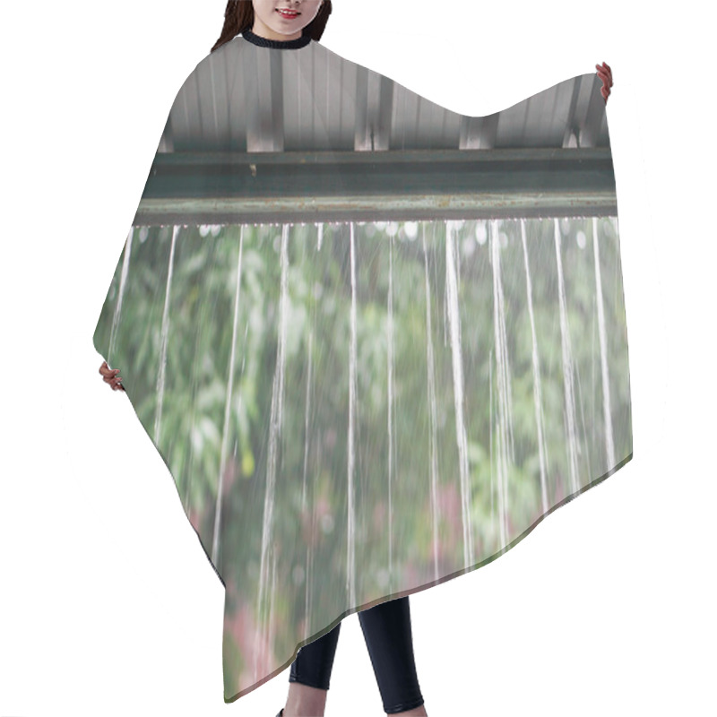 Personality  Rain Drops Fast Dipping From Zinc Roof Hair Cutting Cape