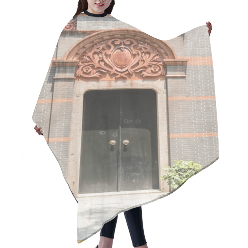 Personality  Shanghai Xintiandi, Modern Urban Background Hair Cutting Cape