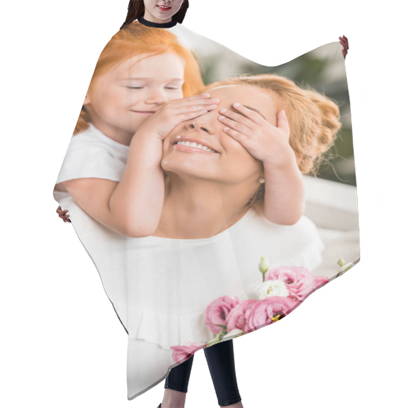 Personality  Daughter Covering Mothers Eyes Hair Cutting Cape