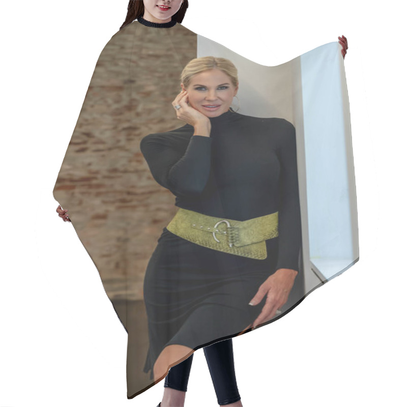 Personality  A Beautiful Blonde Woman Stands Confidently, Her Radiant Smile And Poised Demeanor Exuding Elegance. Her Graceful Stance Highlights Her Charm, Creating An Image Of Timeless Beauty And Self-assurance. Hair Cutting Cape