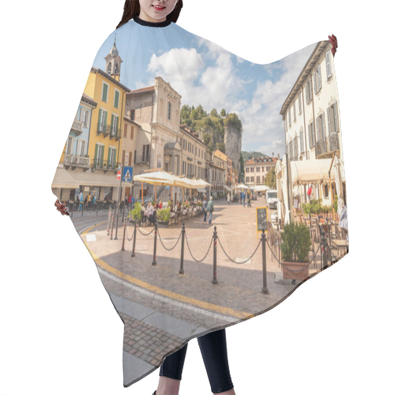 Personality  Arona, Piedmont, Italy - September 25, 2019: View Of Central Square - Piazza Del Popolo With Traditional Bars, Restaurants And Shops In Center Of Arona, Located On The Shore Of Lake Maggiore In Piedmont, Italy Hair Cutting Cape