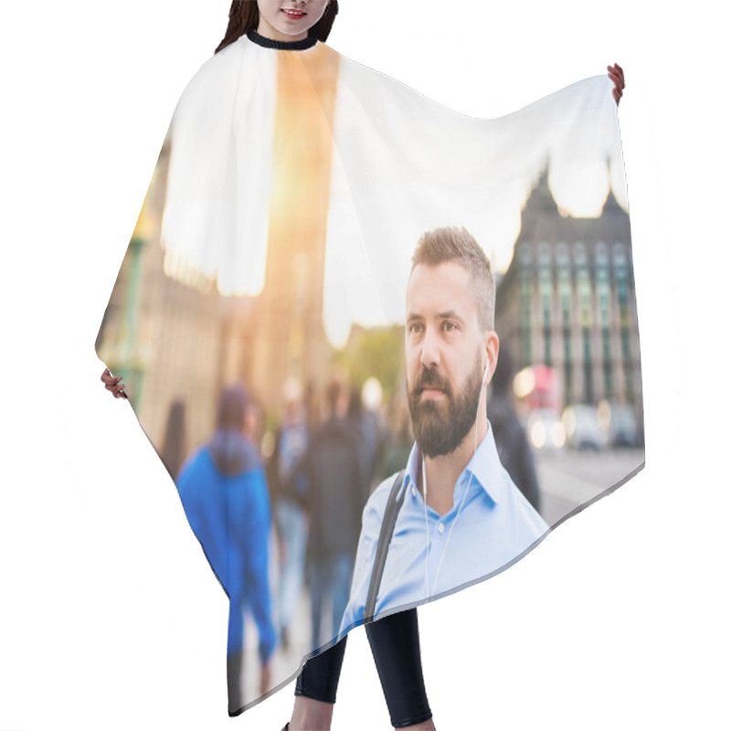 Personality  Man In London Hair Cutting Cape