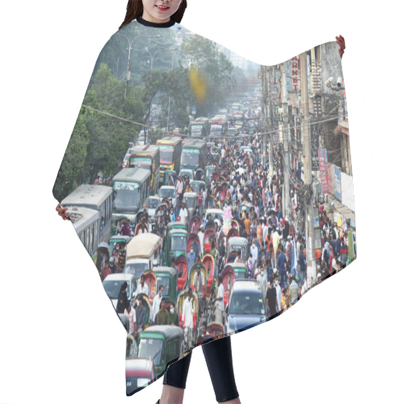 Personality  Commuters Make Their Way Through A Traffic Jam Amid The COVID-19 Coronavirus Pandemic In Dhaka, Bangladesh, On November 20, 2020 Hair Cutting Cape