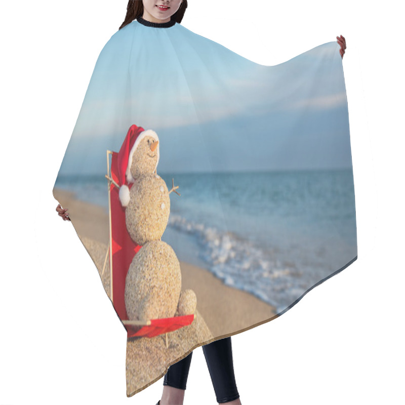 Personality  Sandy Snowman Sunbathing In Beach Lounge. Holiday Concept For Ne Hair Cutting Cape