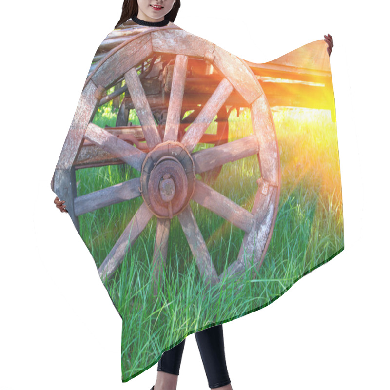 Personality   Wheel Of Old Carriage Hair Cutting Cape