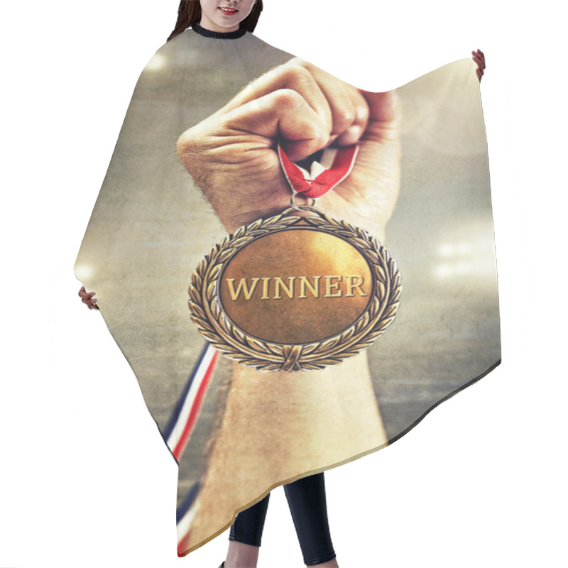 Personality   Hand Holding Gold Medal Up Hair Cutting Cape