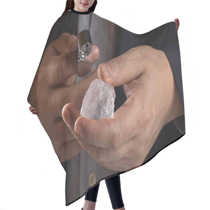 Personality  Huge Piece Of Rough Diamond On Hand Of Diamantre. Rough Diamnd On Mine. Raw Diamond Material For Cutting And Polishing. Jeweller Holding Crystal Stone. Hair Cutting Cape