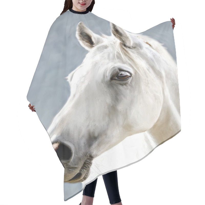 Personality  A White Horse Hair Cutting Cape