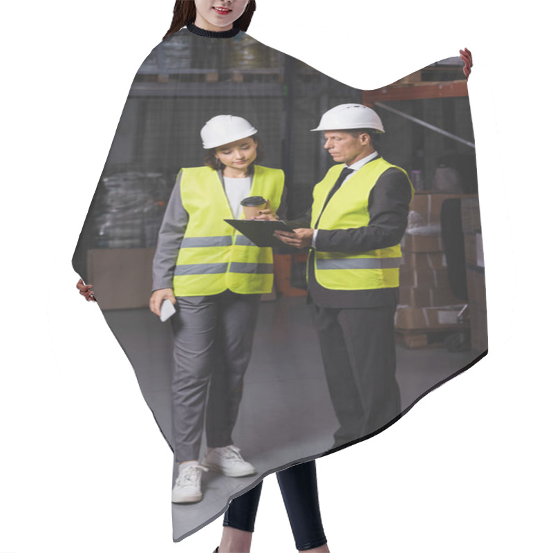 Personality  Warehouse Supervisor In Hard Hat Showing Clipboard To Female Employee With Coffee And Smartphone Hair Cutting Cape