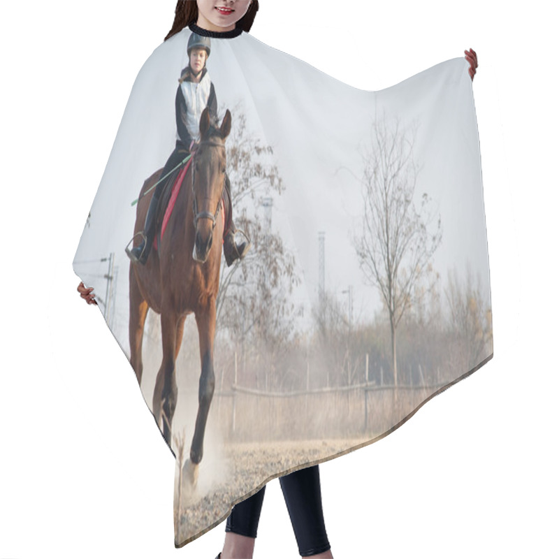 Personality  Girl Riding A Horse Hair Cutting Cape