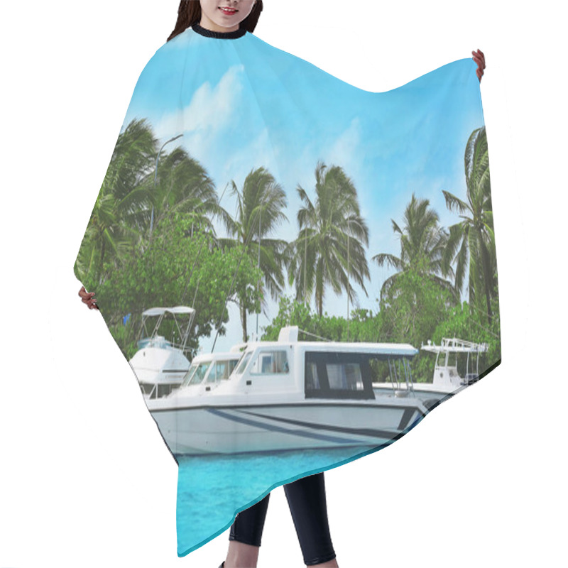 Personality  Berth With Modern Boats Hair Cutting Cape