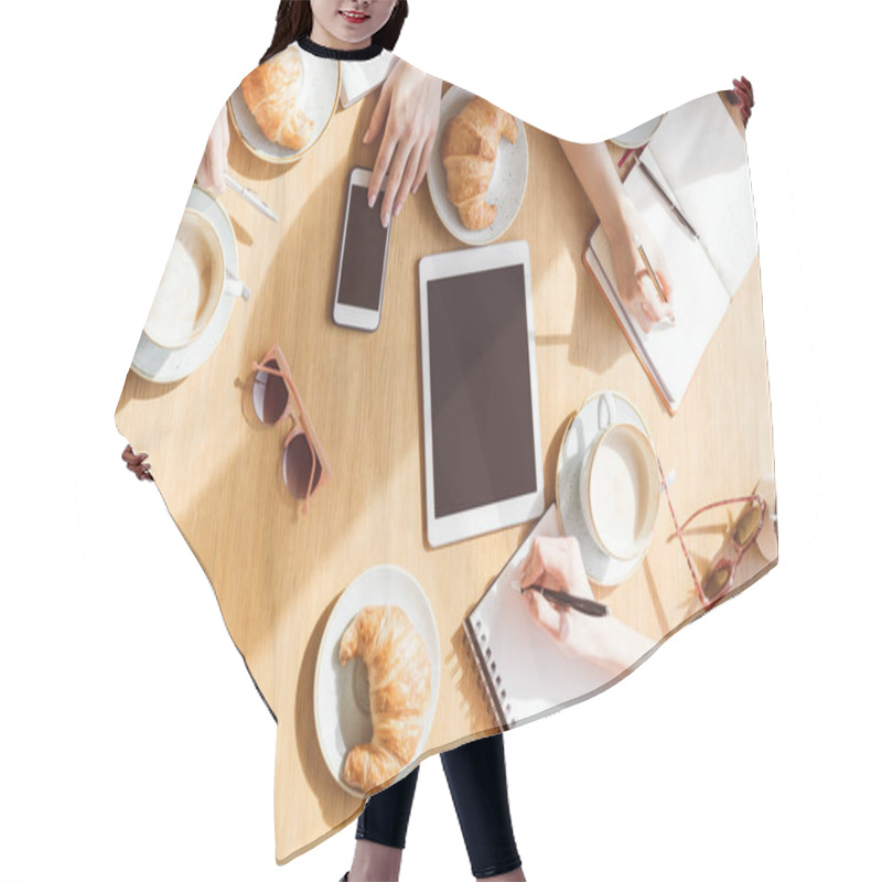 Personality  Women Sitting With Digital Devices Hair Cutting Cape