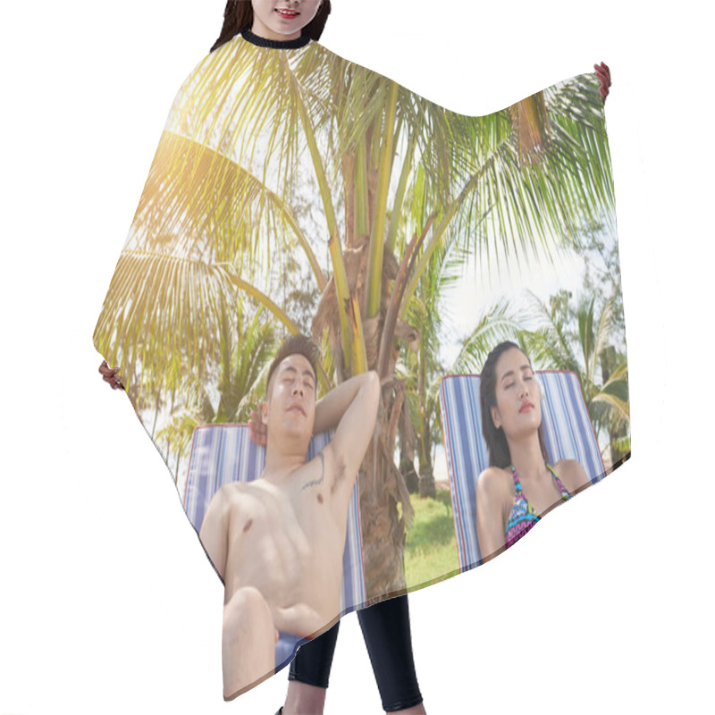 Personality  Young Couple Resting On Sun Lounger Under The Palms And Enjoying Their Vacation Hair Cutting Cape