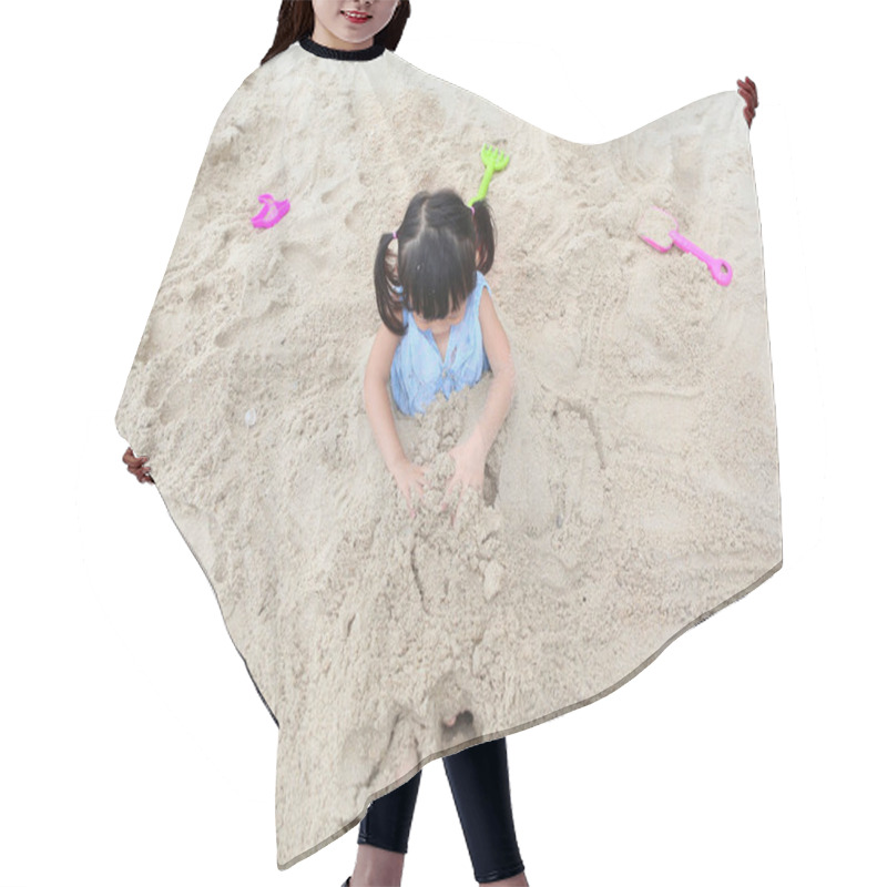 Personality  Cute Child Girl Playing Sand At The Beach Hair Cutting Cape