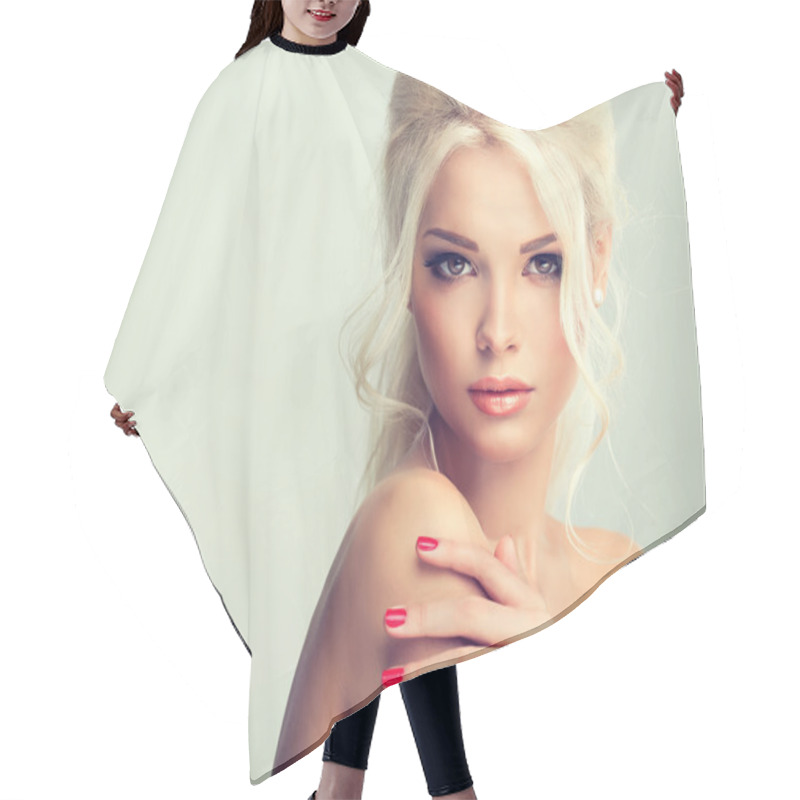 Personality  Beautiful Blonde Model Hair Cutting Cape