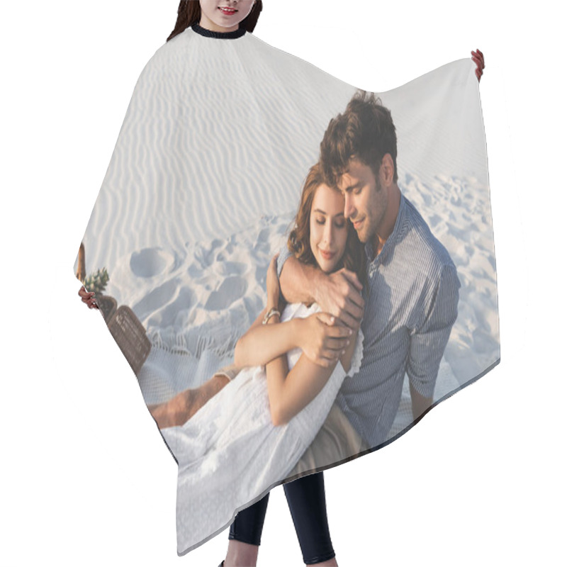 Personality  Young Couple Hugging While Having Picnic On Beach Hair Cutting Cape