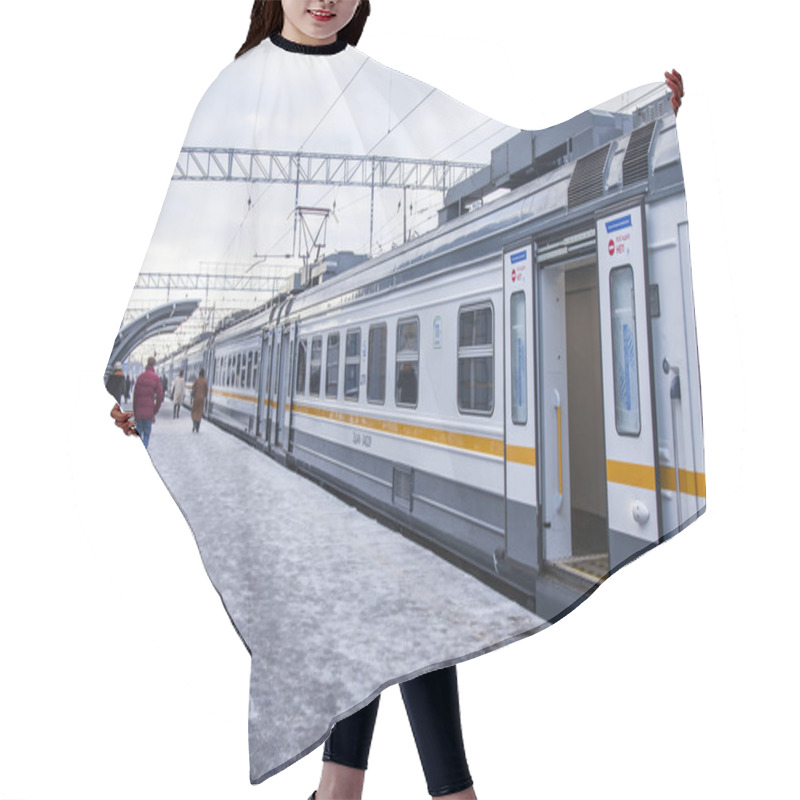 Personality  PUSHKINO, RUSSIA, On DECEMBER 17, 2015. Winter Day. The Suburban Electric Train Stopped At A Platform Of The Railway Station. Passengers Go On A Platform Hair Cutting Cape