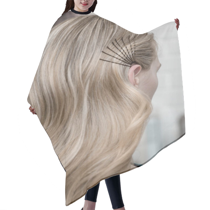 Personality  Blonde Girl With Long Hair With Wave Hairstyle Hair Cutting Cape