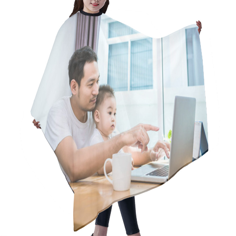 Personality  Single Dad And Son Using Laptop Together Happily. Technology And Lifestyles Concept. Happy Familly And Baby Theme. Hair Cutting Cape