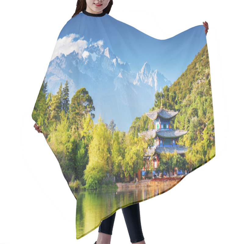 Personality  The Moon Embracing Pavilion And The Jade Dragon Snow Mountain Hair Cutting Cape