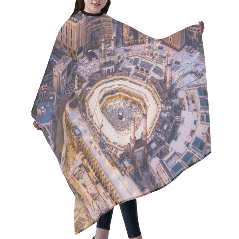 Personality  Aerial View Showing Crowds Of Pilgrims Gathered Around The Kaaba In The Grand Mosque, With Construction Cranes Surrounding The Site In Mecca Hair Cutting Cape