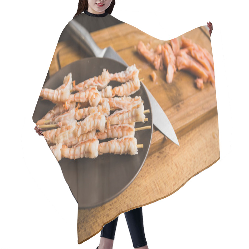 Personality  Raw Shrimps On Black Plate Hair Cutting Cape