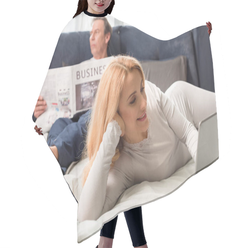 Personality  Woman Using Digital Tablet  Hair Cutting Cape