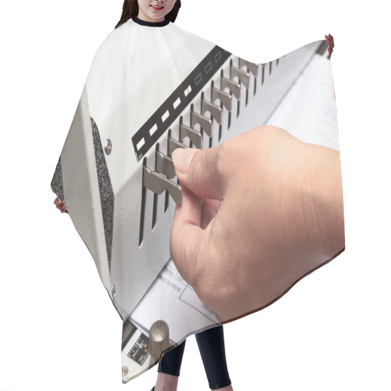 Personality  Binding Documents ,Using The Left Hand Adorned Gear To Penetrate The Paper. Preparation For Binding Hair Cutting Cape