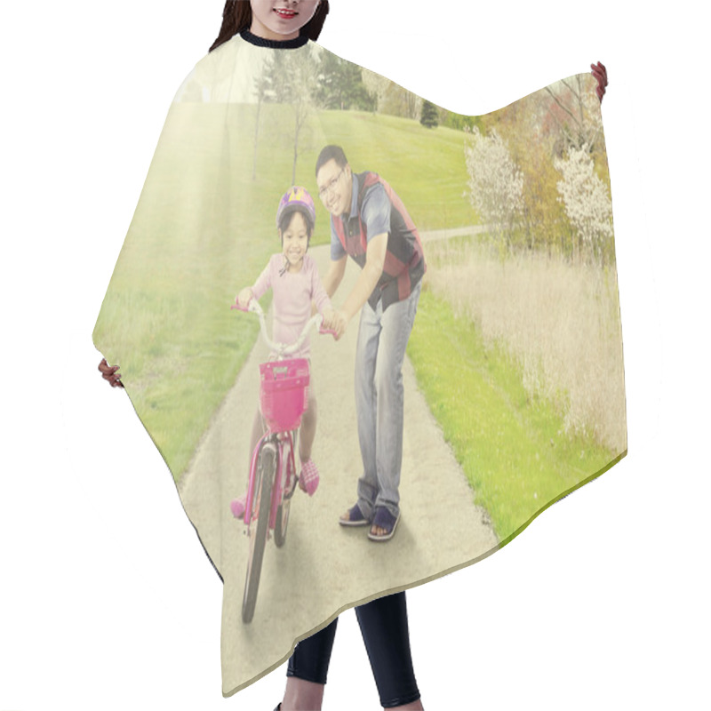 Personality  Dad Trains His Daughter To Ride A Bike Hair Cutting Cape