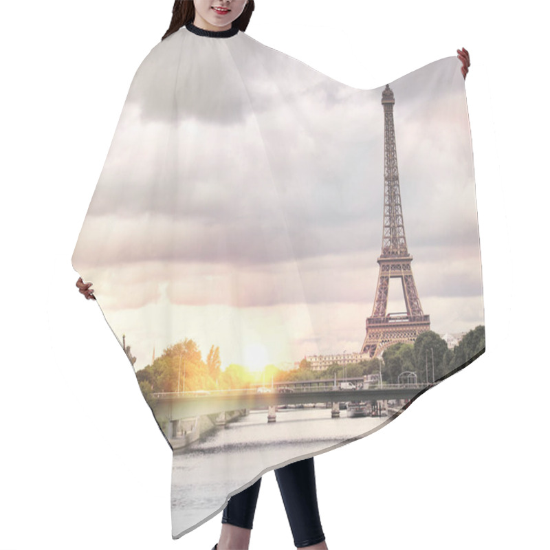 Personality  Eiffel Tower Sunset. Hair Cutting Cape