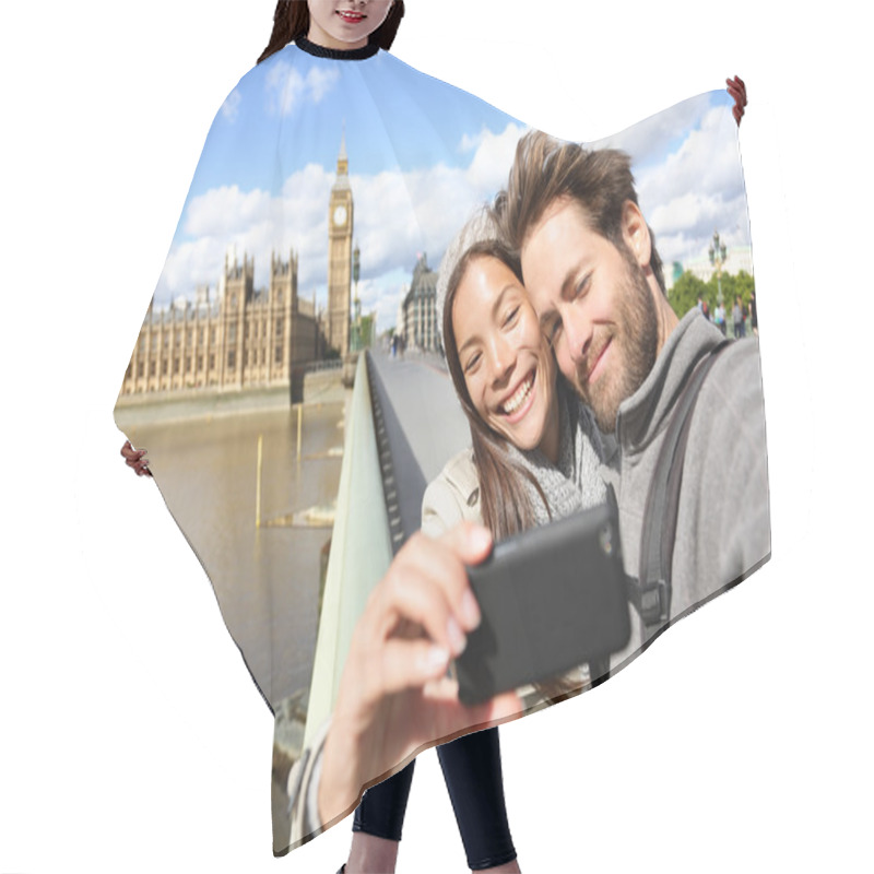 Personality  London Tourist Couple Taking Photo Near Big Ben Hair Cutting Cape