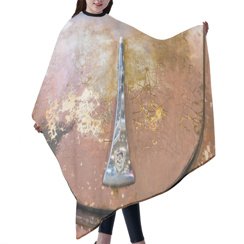 Personality  Hood Of A Rusty Old Car To Be Restored Hair Cutting Cape