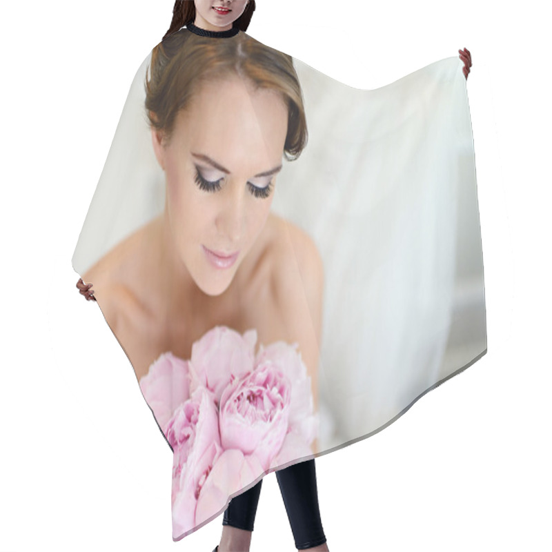 Personality  Beautiful Bride In Wedding Dress With Bouquet Hair Cutting Cape