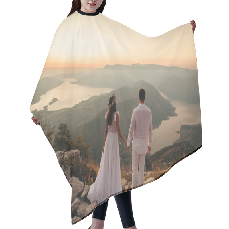 Personality  Honeymoon Couple Travel Mountains And Sea View Hair Cutting Cape