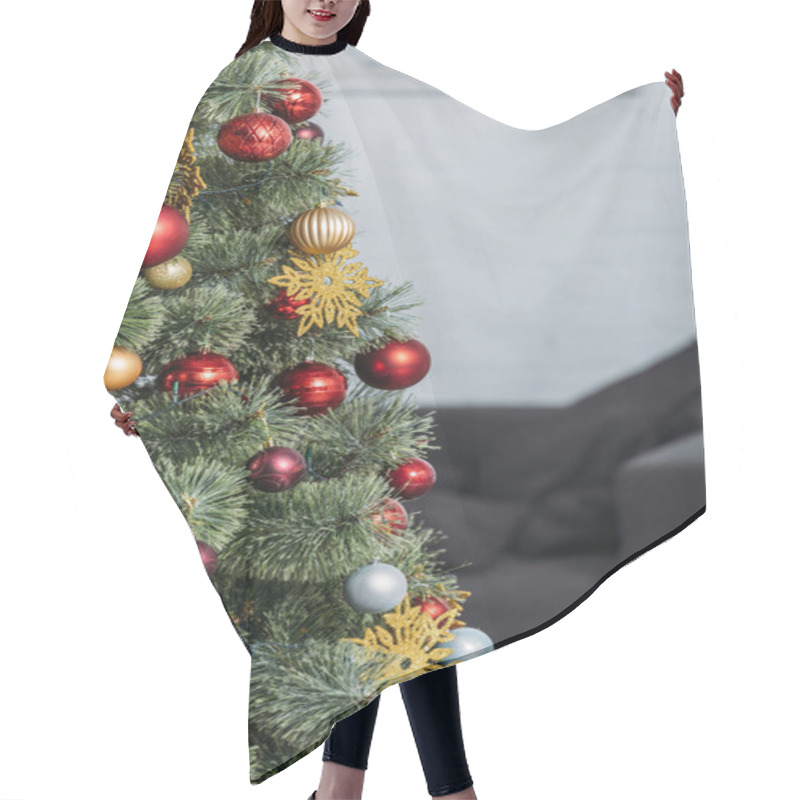 Personality   Christmas Tree With Red And Golden Baubles In Living Room Hair Cutting Cape