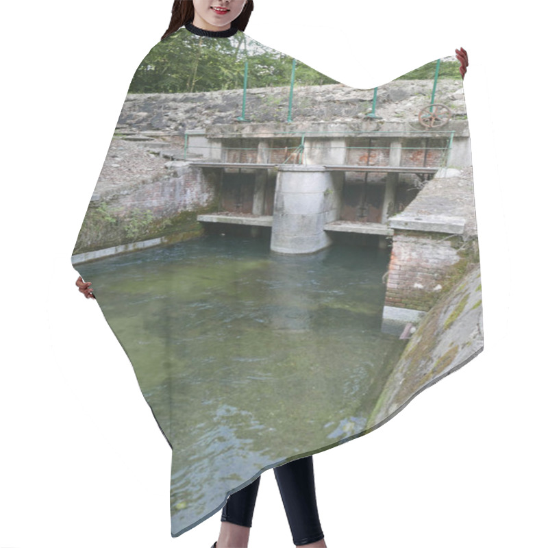 Personality  Sluice Gate Water Channel Hair Cutting Cape