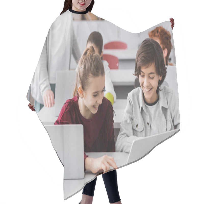 Personality  Cheerful Kids Typing On Laptop Near Classmates And Teacher On Blurred Background Hair Cutting Cape